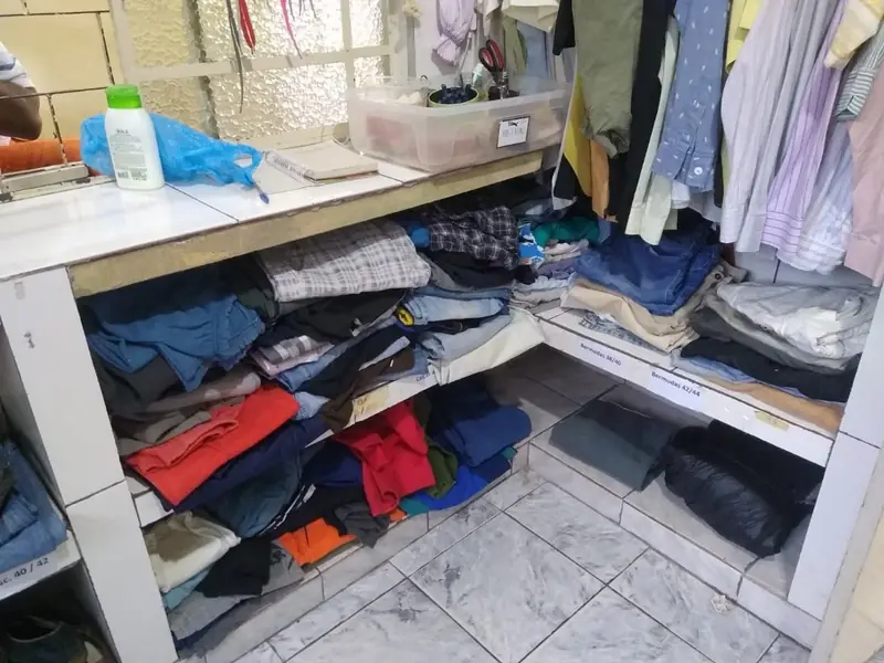 Prateleiras da rouparia com roupas organizadas