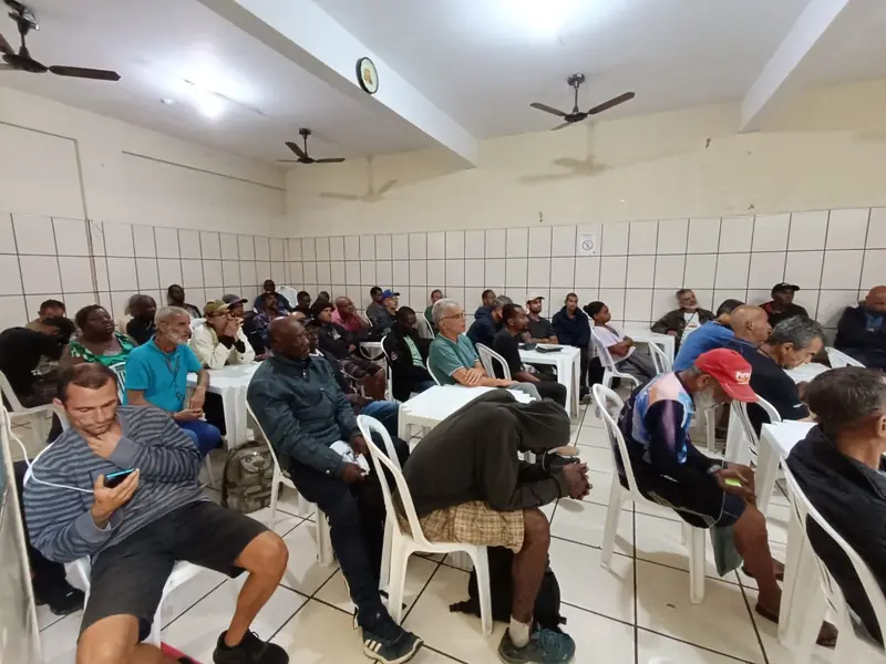 Assistidos reunidos no salão da Fundação