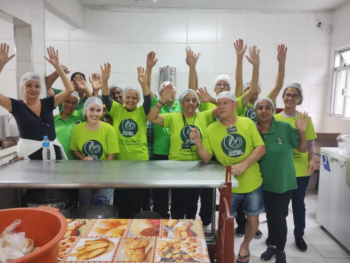 Grupo de voluntários da Fundação Maria Mãe comemorando