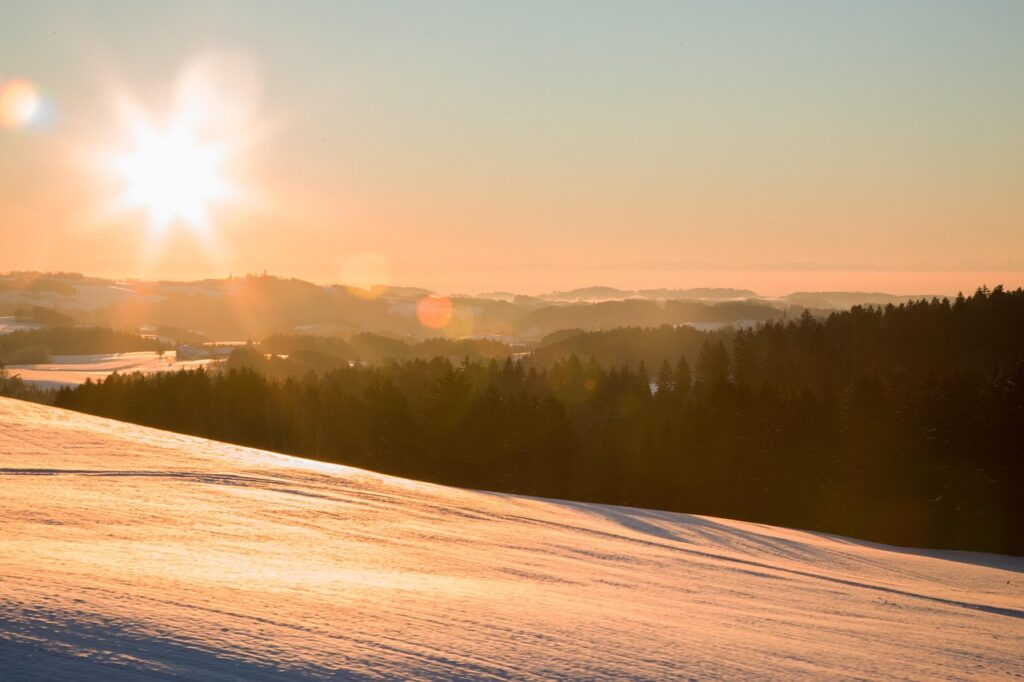 gdc00635a88b21139998f8661d8f23fc3fec170b48b6eaa31fac1189eee52e422f3bd06e9c3feed9ab51a200d7fa5562c30588abe53b7582cb11a5e1c10f373a2_1280-7657211 sun, light, winter, landscape, tomorrow, backlighting, nature